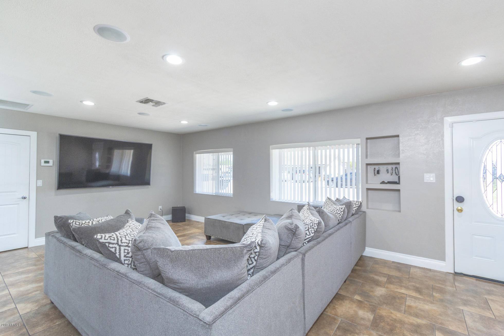 3637 East Almeria Road Phoenix, AZ 85008 - Photo 3 of 33 3) GREAT ROOM