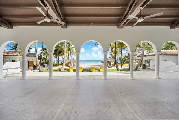 a view of a yard with palm trees