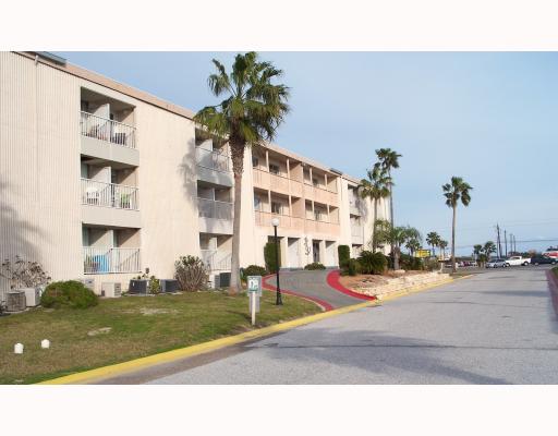 a black and white photo of a building