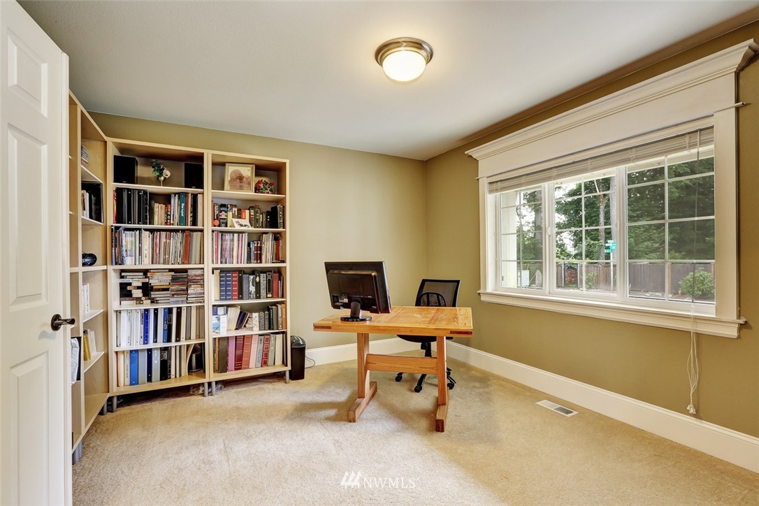 286 Yakima Avenue Southeast Renton, WA 98059 - Photo 12 of 24