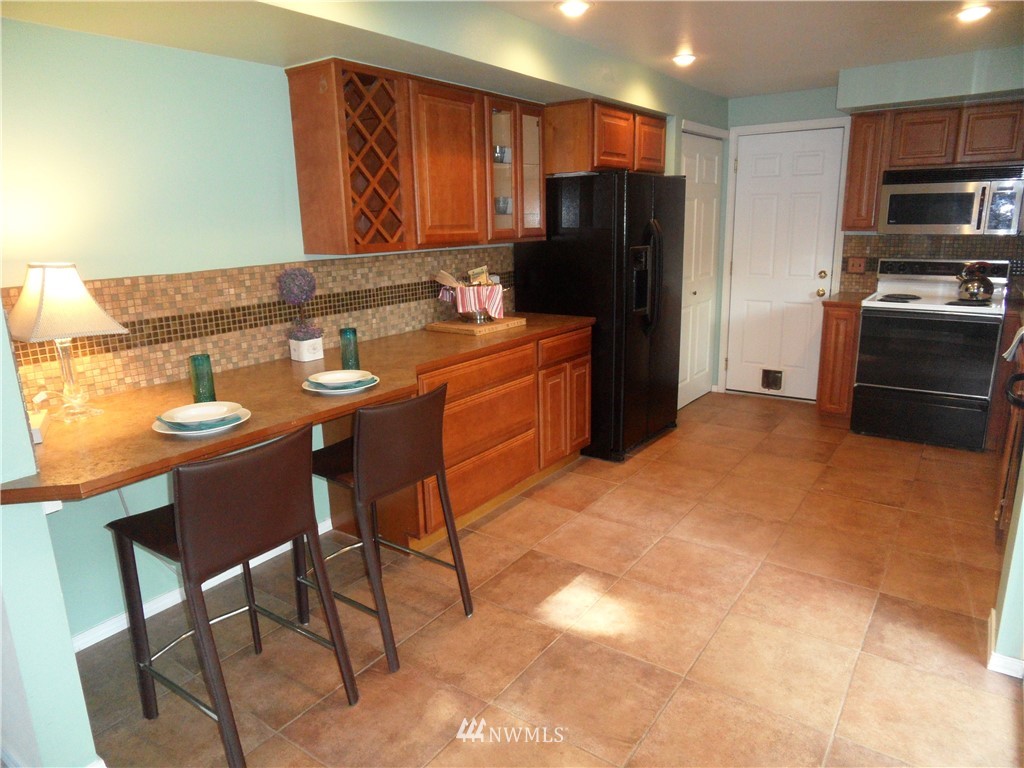 17032 110th Place Southeast Renton, WA 98055 - Photo 4 of 13 Gallery Image 4