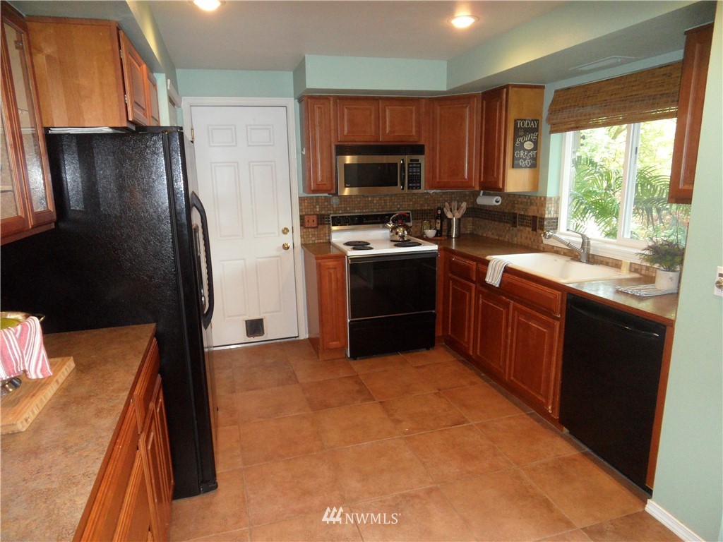 17032 110th Place Southeast Renton, WA 98055 - Photo 5 of 13 Gallery Image 5