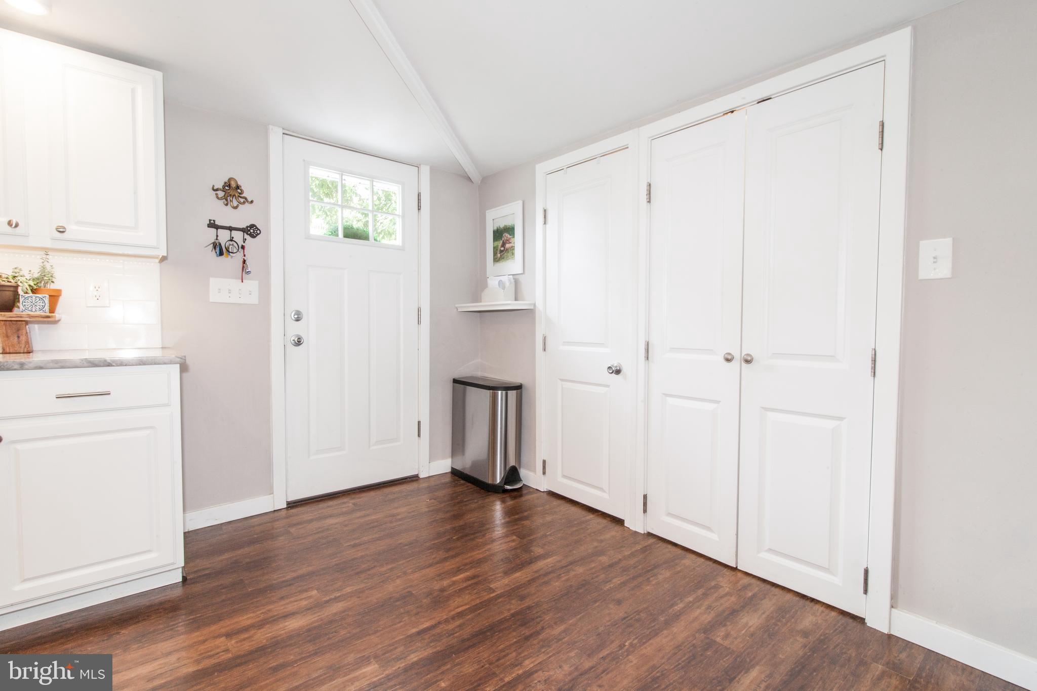 1804 Loreley Road Edgewater, MD 21037 - Photo 3 of 36 Bright Entry in Kitchen