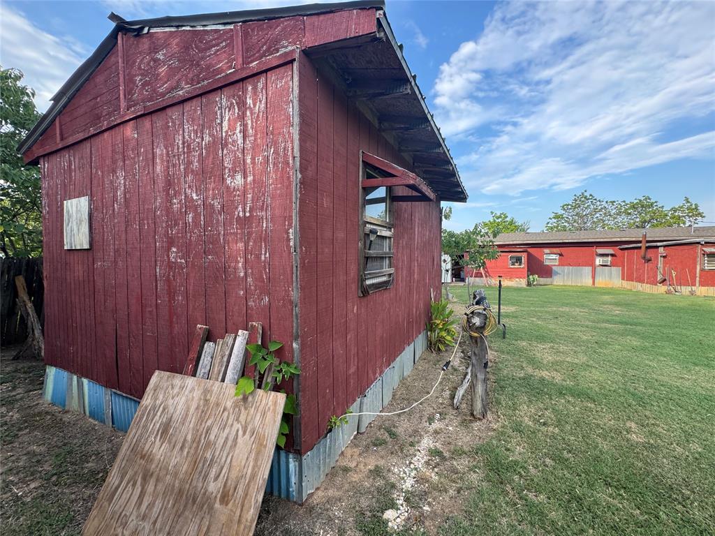 608 Cherokee Street Bellmead, TX 76705 - Photo 12 of 38 a backyard of a house with table and chairs
