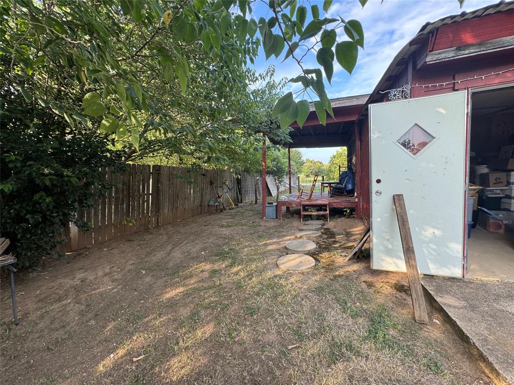 608 Cherokee Street Bellmead, TX 76705 - Photo 17 of 38 a view of a chairs and table in backyard