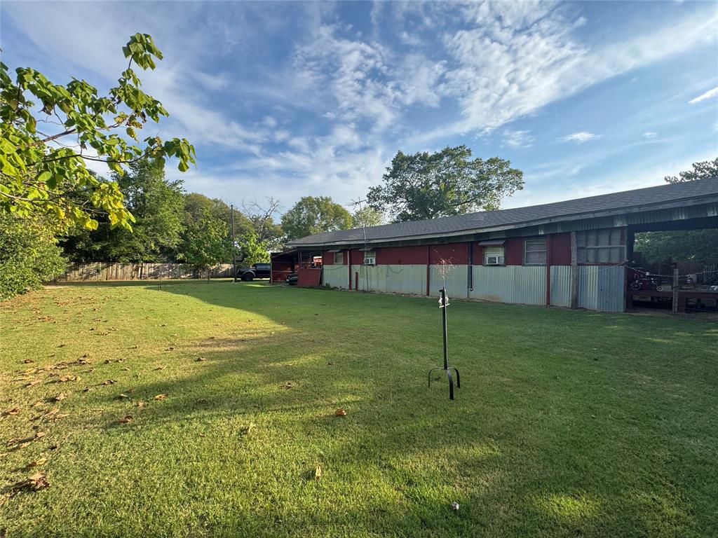 608 Cherokee Street Bellmead, TX 76705 - Photo 19 of 38 a backyard of a house with lots of green space