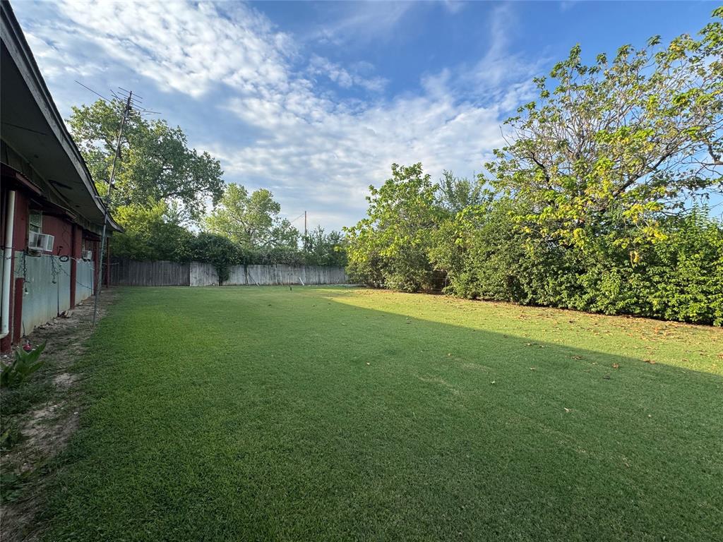 608 Cherokee Street Bellmead, TX 76705 - Photo 20 of 38 a view of yard with green space