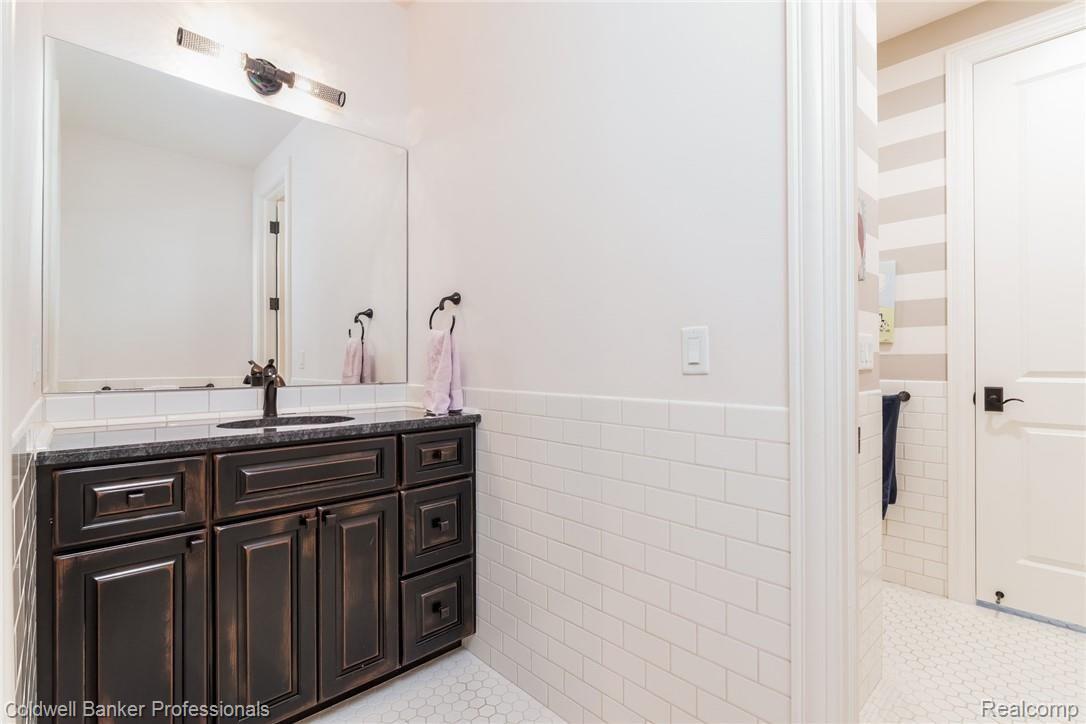 3762 Thatcher Drive Rochester, MI 48309 - Photo 26 of 76 Jack/Jill powder room