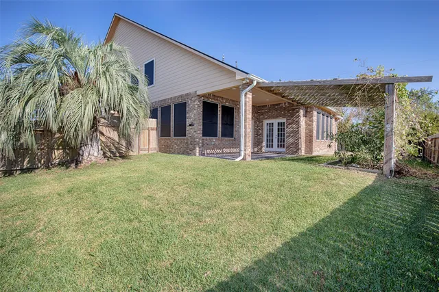 a view of a house with backyard and porch