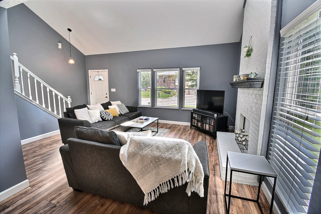 8352 Castle Ridge Lane Indianapolis, IN 46256 - Photo 3 of 21 Gallery Image 3