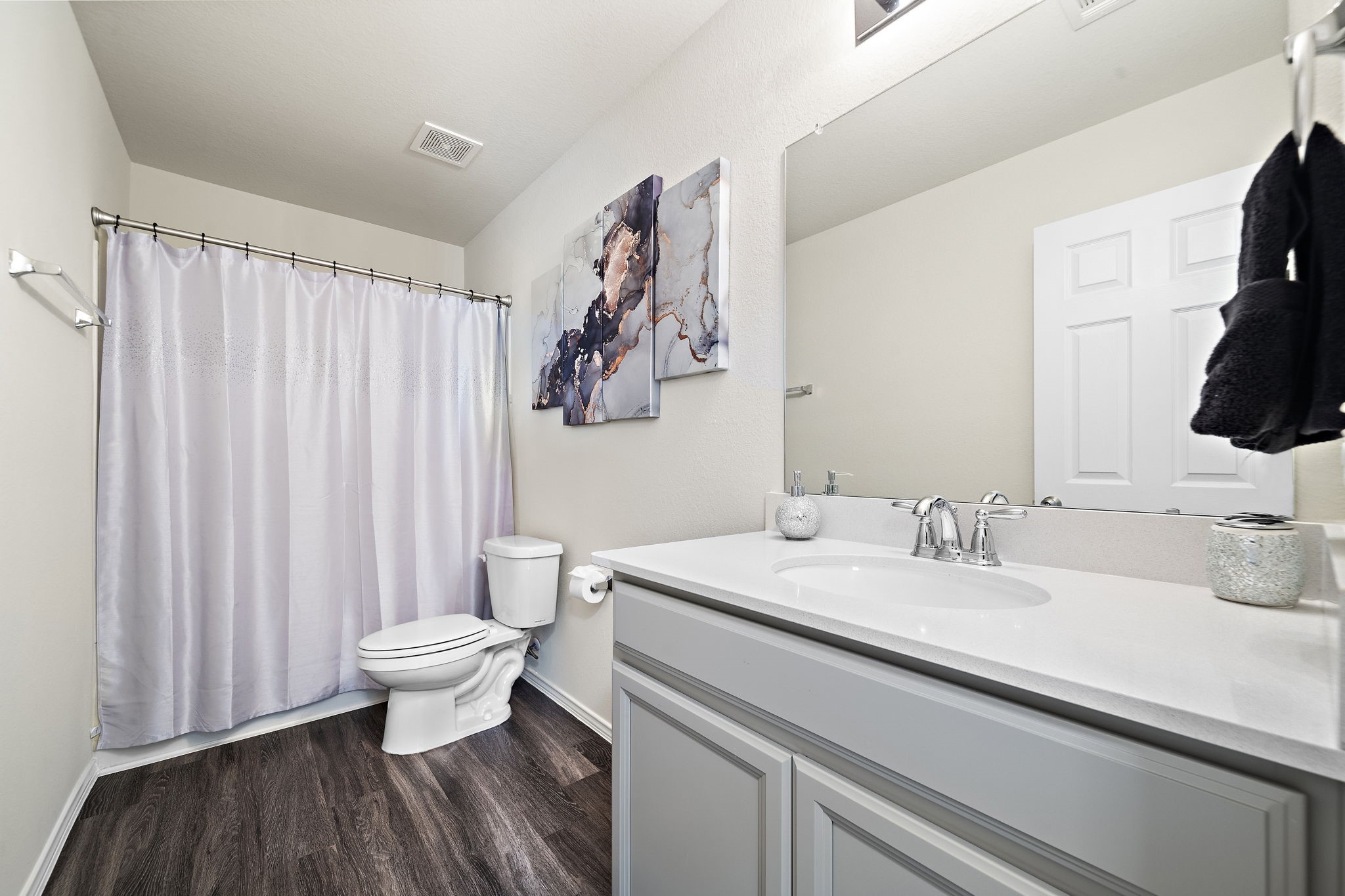 4210 Amber Ruse Drive Conroe, TX 77304 - Photo 35 of 45 Upstairs Bath.