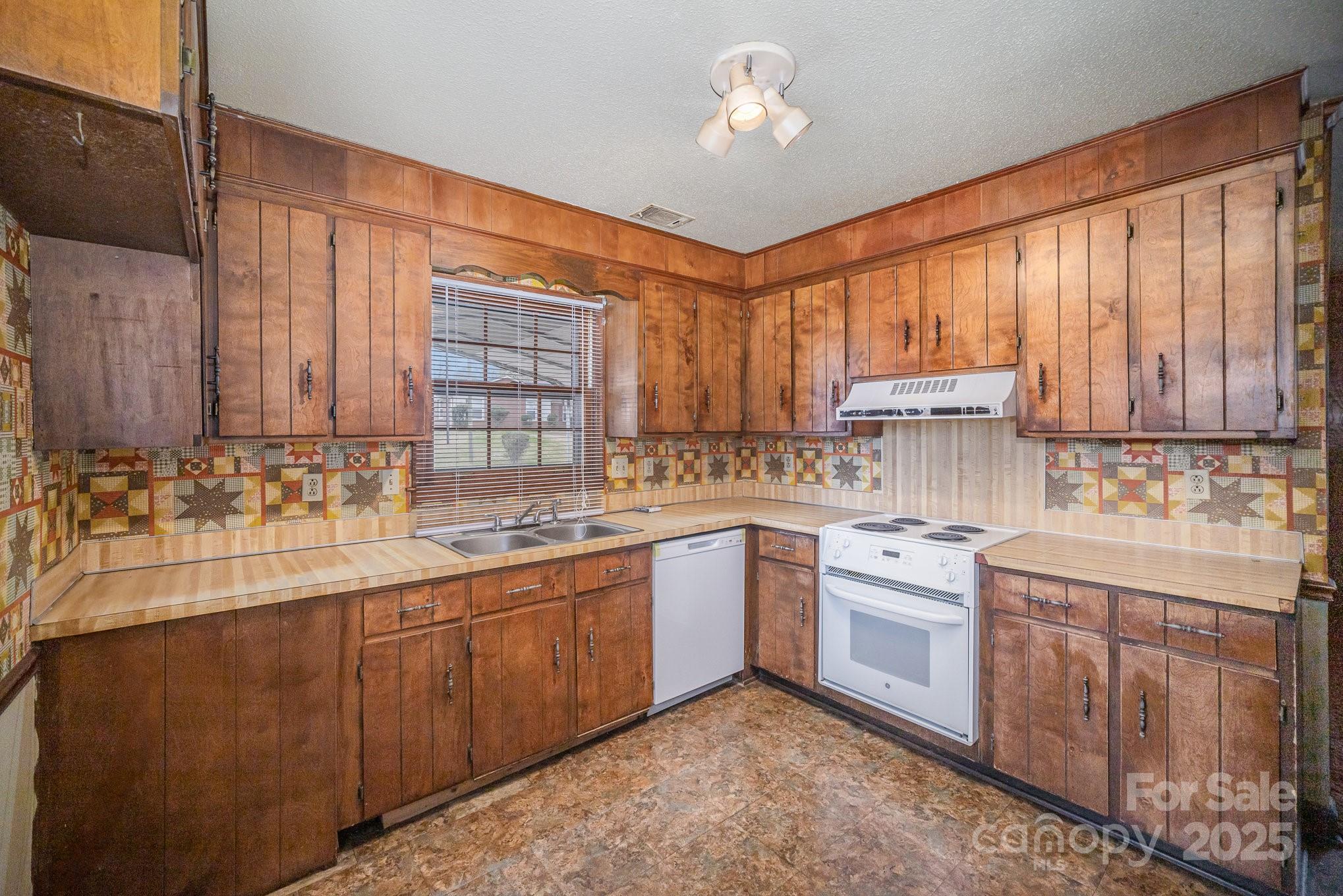 2039 Bangor Road, Unit 12 Charlotte, NC 28217 - Photo 6 of 19 Gallery Image 6