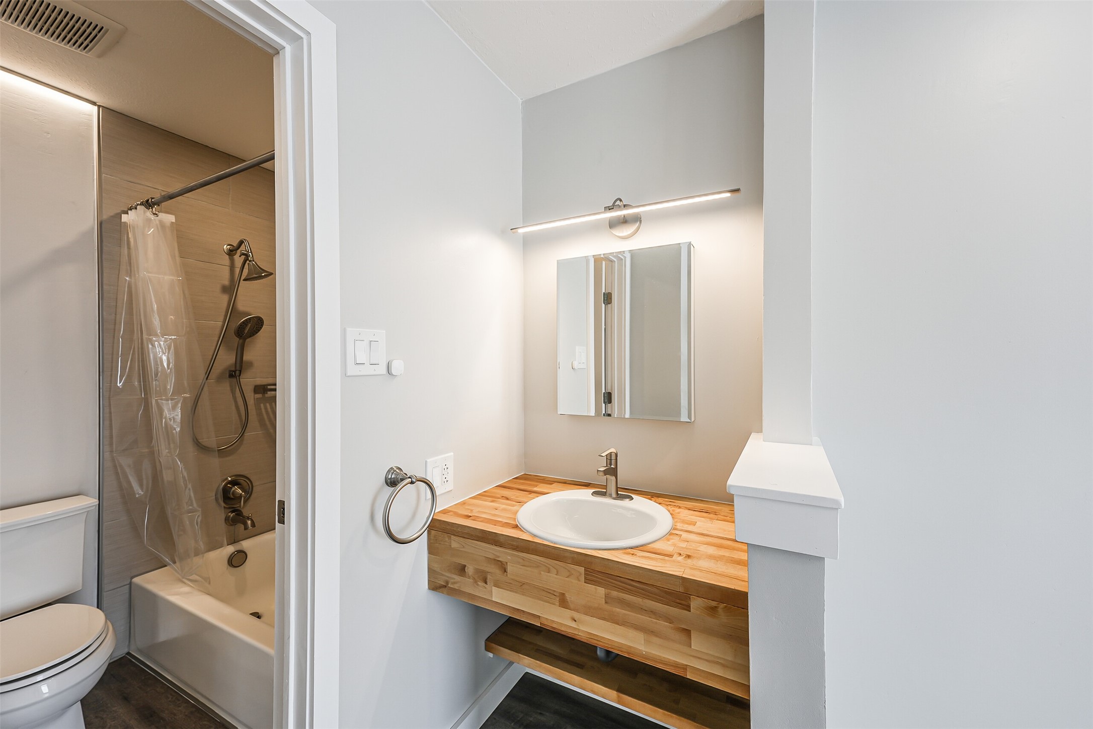 1500 Bay Area Boulevard, Unit 294 Houston, TX 77058 - Photo 15 of 36 a bathroom with a sink and a mirror