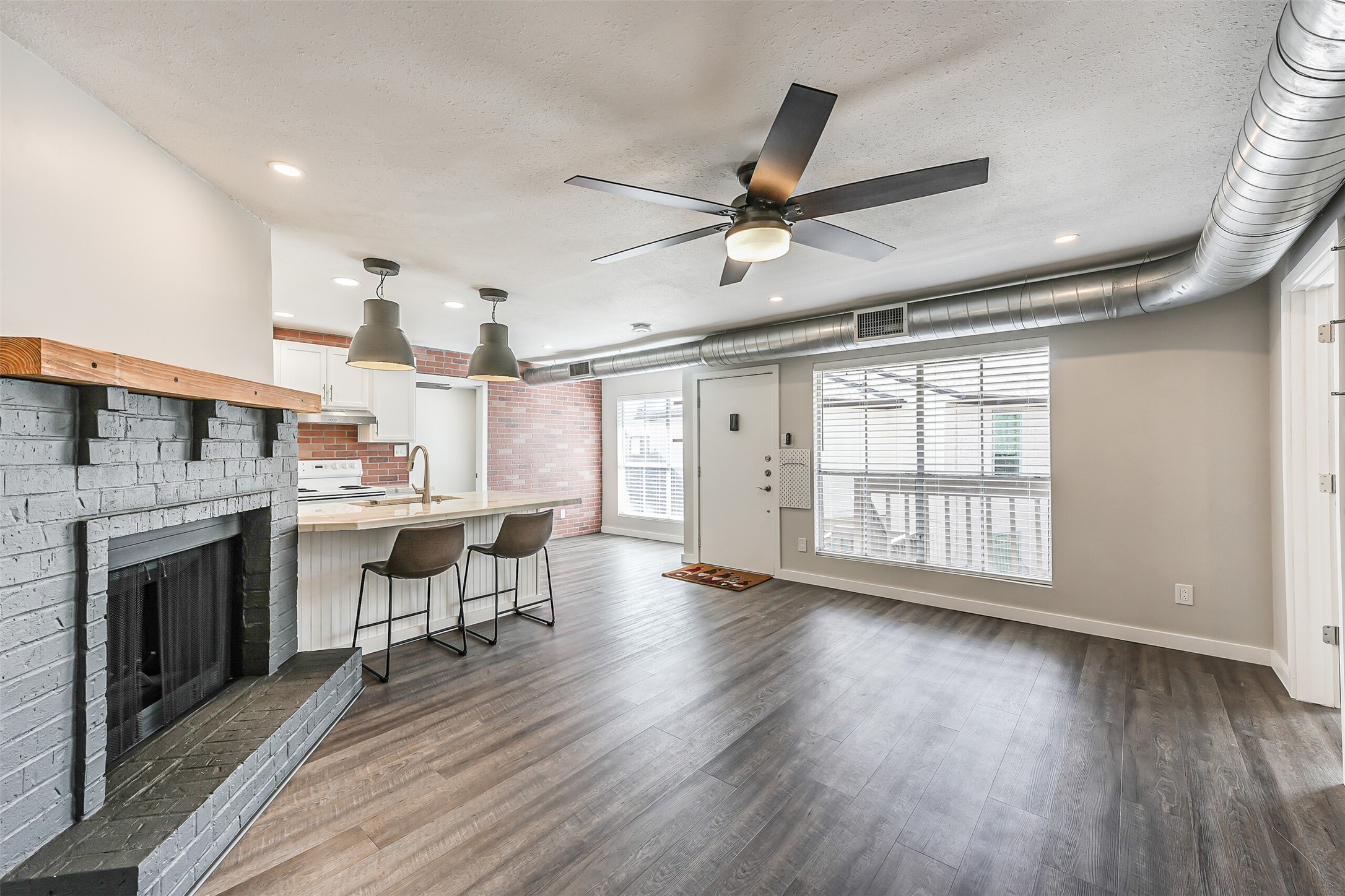 1500 Bay Area Boulevard, Unit 294 Houston, TX 77058 - Photo 36 of 36 a view of a livingroom with furniture & a ceiling fan