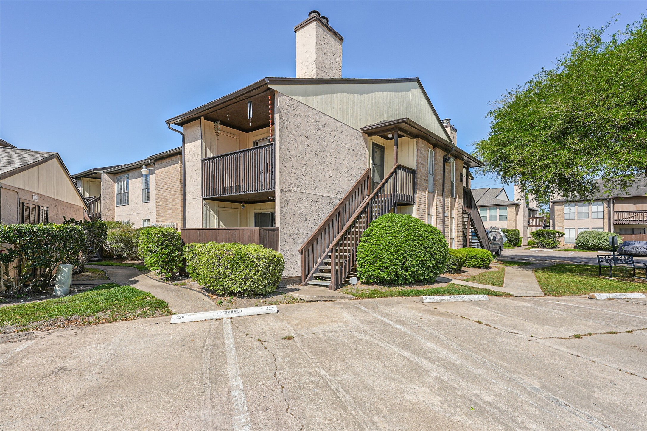 1500 Bay Area Boulevard, Unit 294 Houston, TX 77058 - Photo 22 of 36 a front view of a house with garden