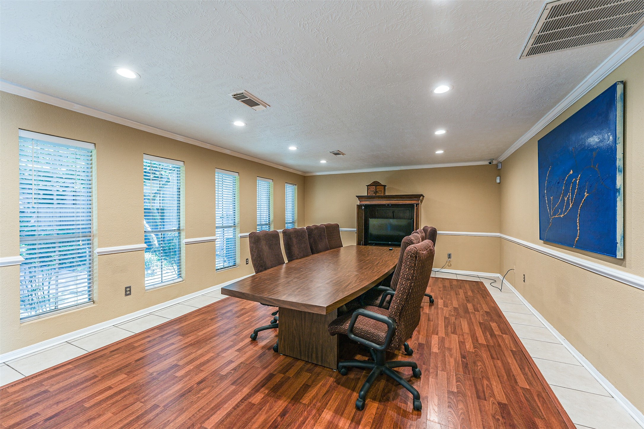 1500 Bay Area Boulevard, Unit 294 Houston, TX 77058 - Photo 26 of 36 a dining room with furniture window wooden floor