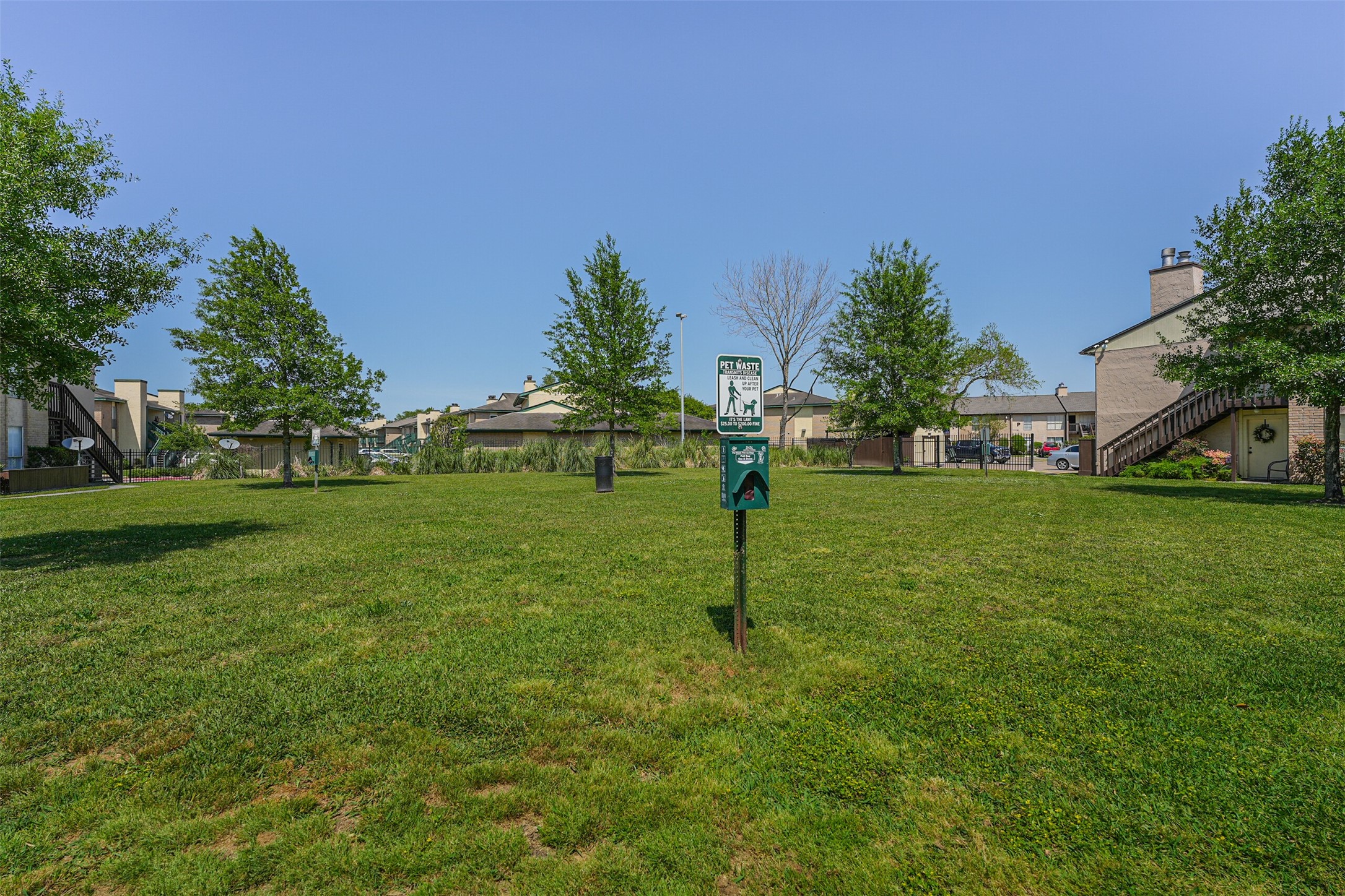 1500 Bay Area Boulevard, Unit 294 Houston, TX 77058 - Photo 34 of 36 a backyard of a house with lots of green space