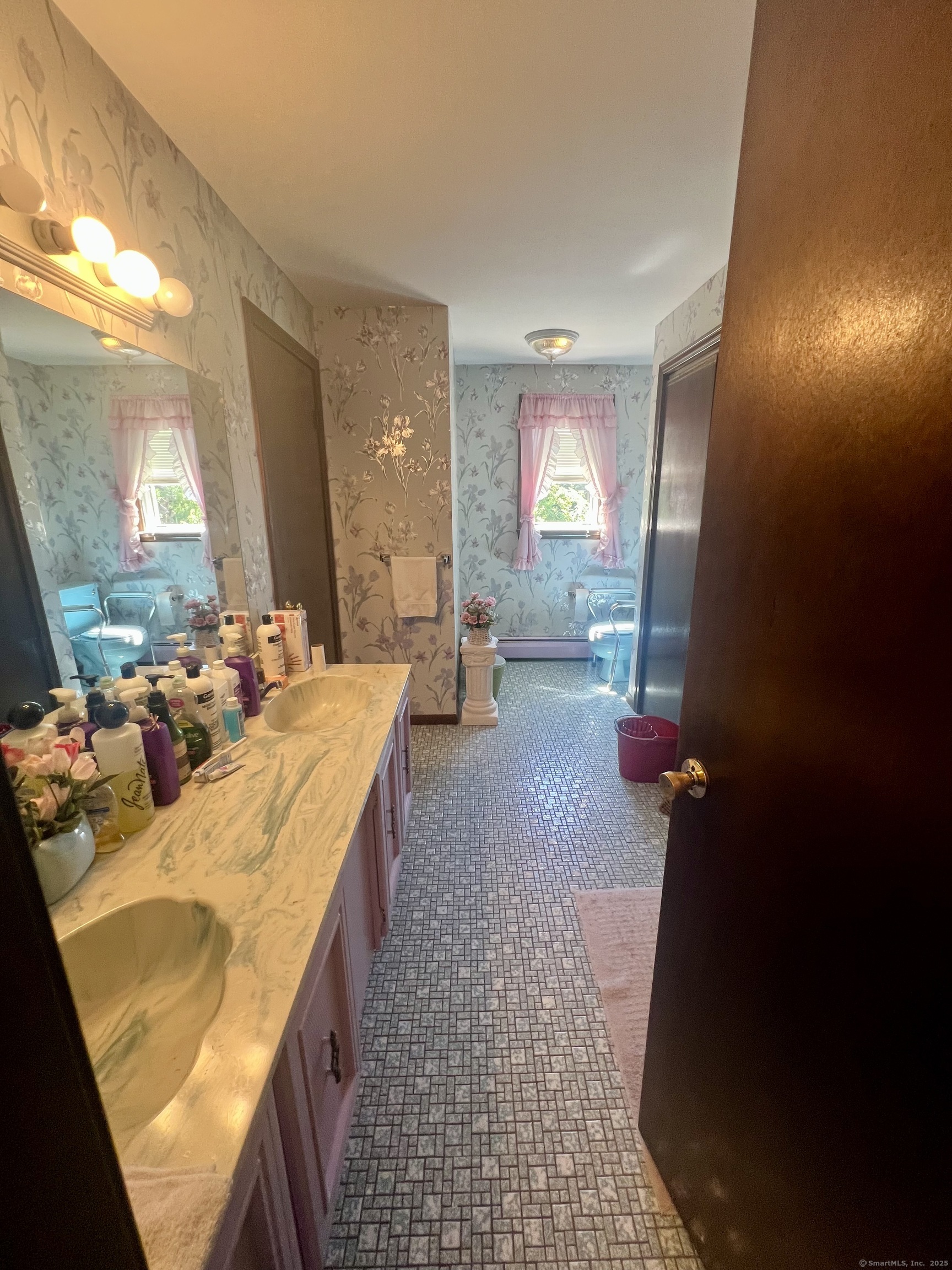 268 Fox Hill Road Wethersfield, CT 06109 - Photo 13 of 25 a very nice looking room with a couch