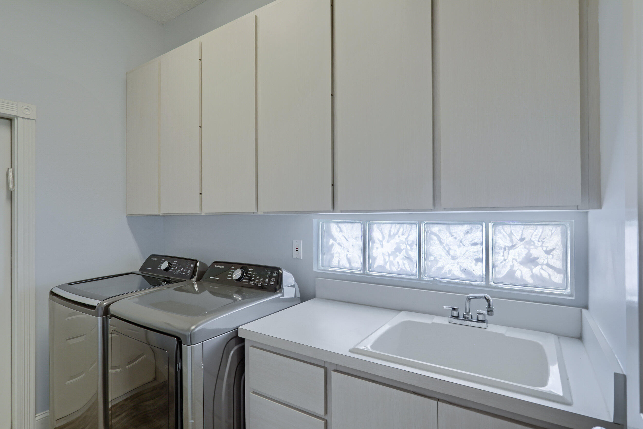 8452 Beaconhill Road Palm Beach Gardens, FL 33410 - Photo 25 of 40 a utility room with sink dryer and washer