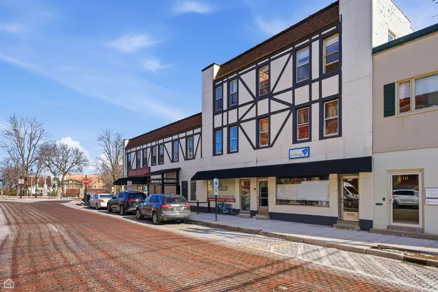 $1,150 | 107 1/2 Dean Street, Unit 2N, Woodstock, IL 60098