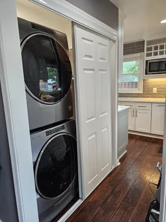 a close up view of washer and dryer