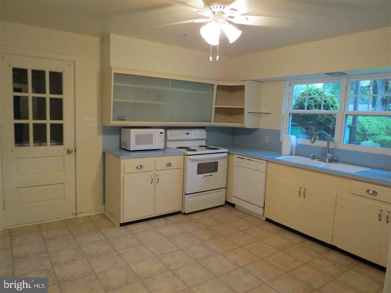 734 Linden Road Hershey, PA 17033 - Photo 4 of 15 Gallery Image 4