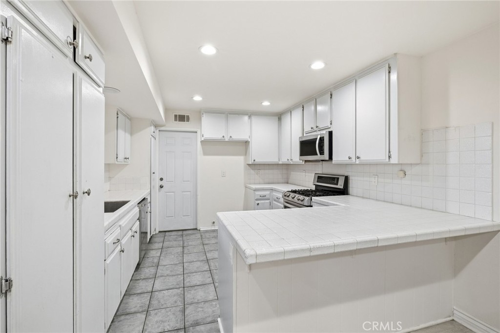 4502 Lubbock Drive, Unit D Simi Valley, CA 93063 - Photo 22 of 37