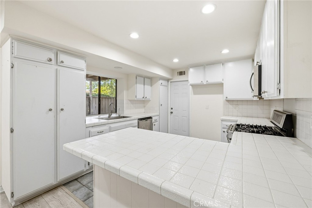 4502 Lubbock Drive, Unit D Simi Valley, CA 93063 - Photo 23 of 37