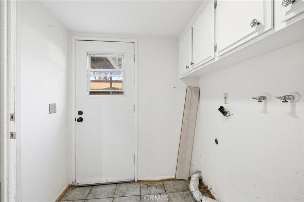4502 Lubbock Drive, Unit D Simi Valley, CA 93063 - Photo 27 of 37 In-unit Laundry room