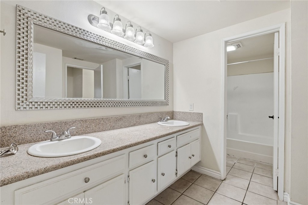 4502 Lubbock Drive, Unit D Simi Valley, CA 93063 - Photo 10 of 37 Upstairs bathroom