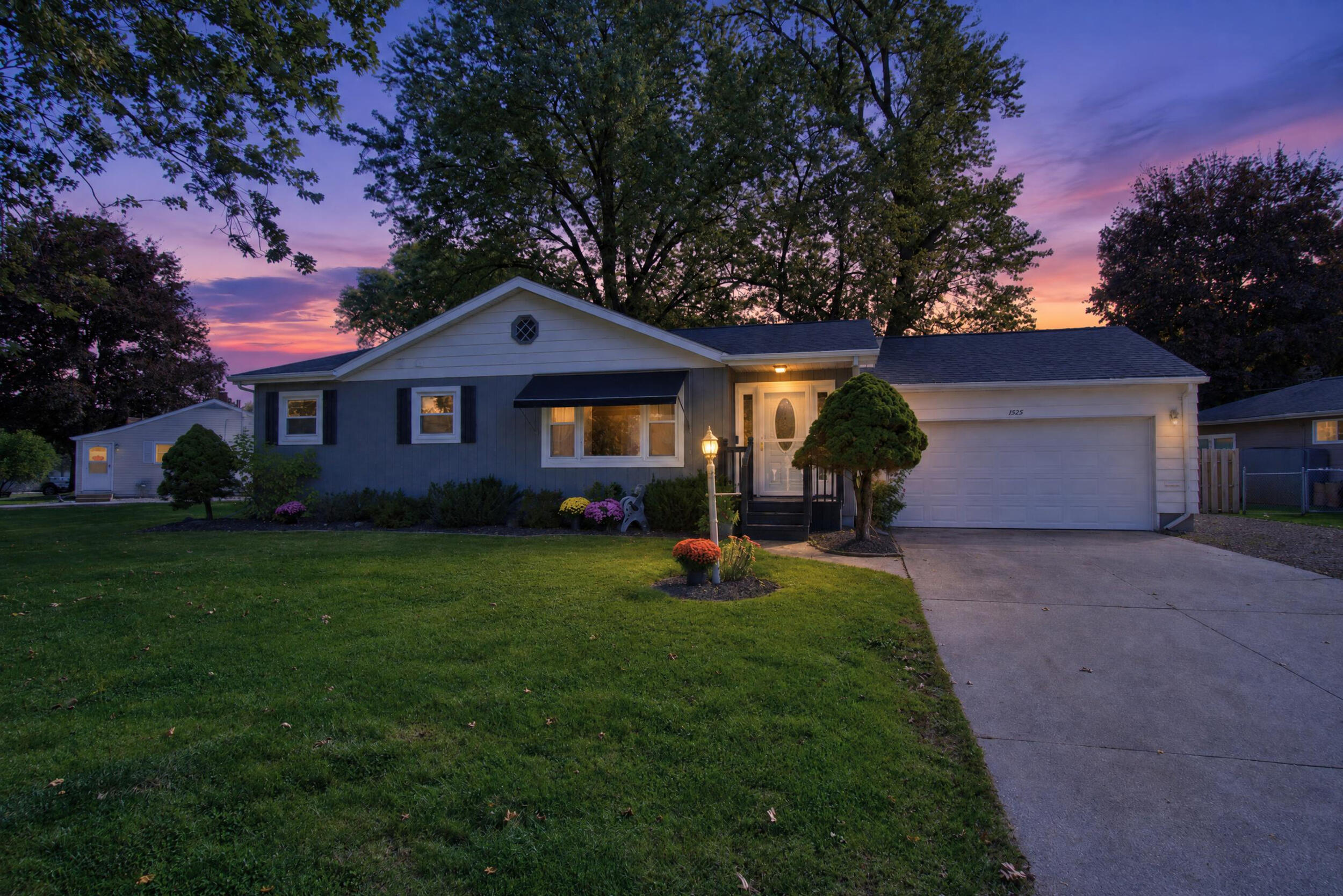 1525 Devonshire Road Jackson, MI 49203 - Photo 1 of 50 1_1525 devonshire rd jackson - 0003