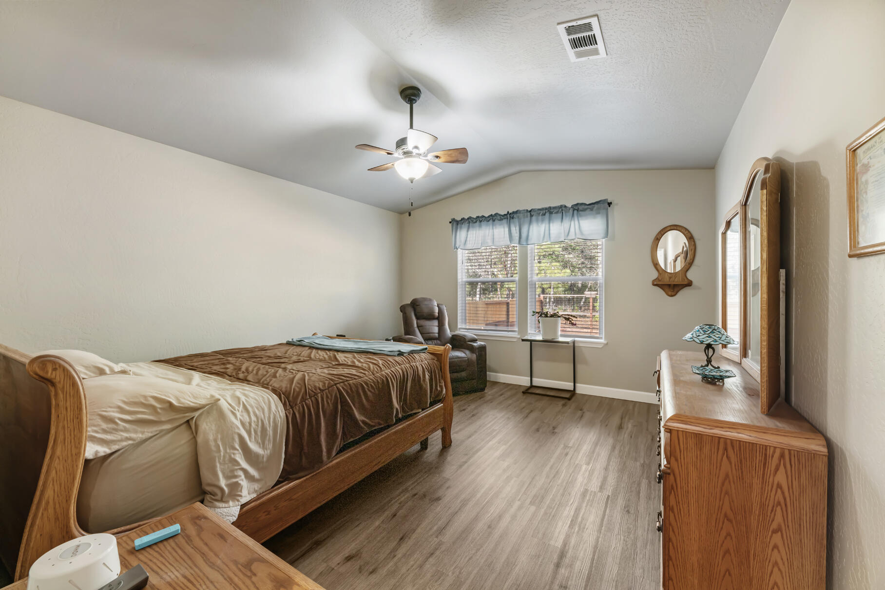 371 Cedar Ridge Cave Junction, OR 97523 - Photo 23 of 40 Primary bedroom
