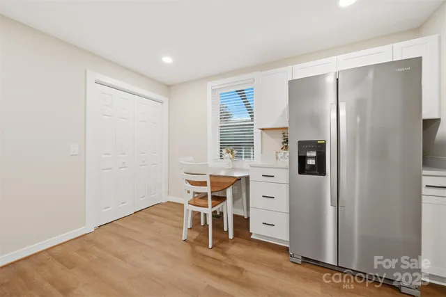 a view of a livingroom with furniture