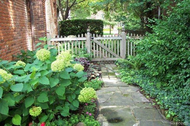 535 Pemberton Road Grosse Pointe, MI 48230 - Photo 11 of 15 Garden Gate