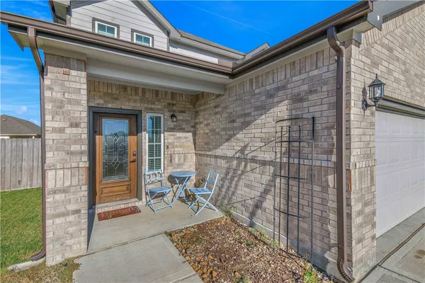 a view of entryway with a outdoor seating