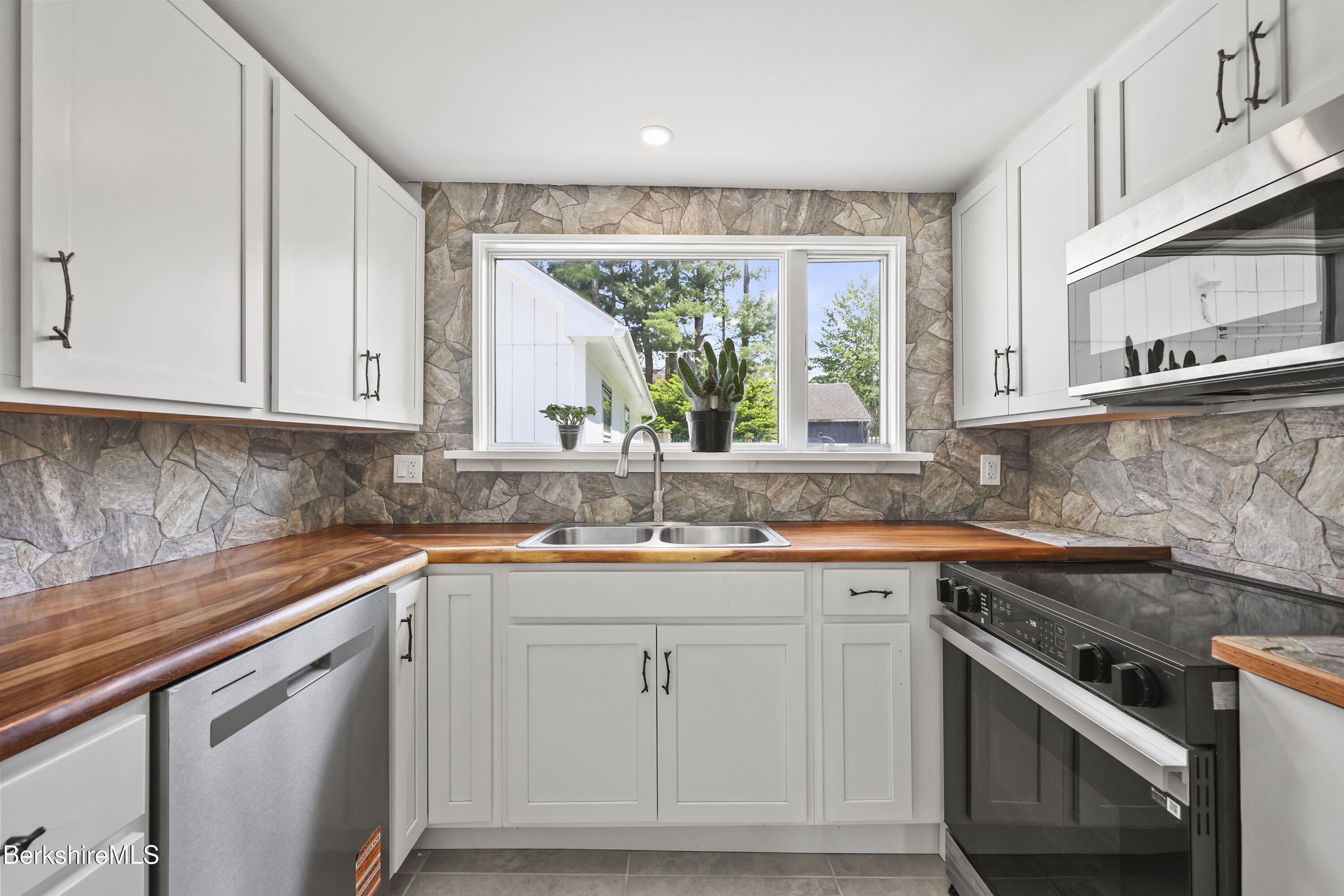 689 North Main Street Sheffield, MA 01257 - Photo 5 of 24 75 Kitchen