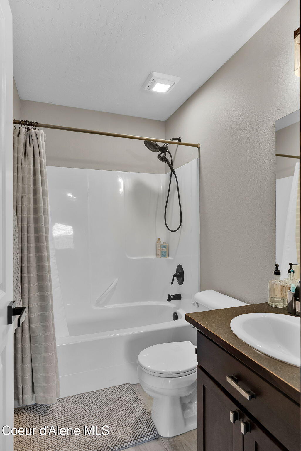 3343 West Apricot Road Coeur D'Alene, ID 83815 - Photo 33 of 48 Main bath wide angle