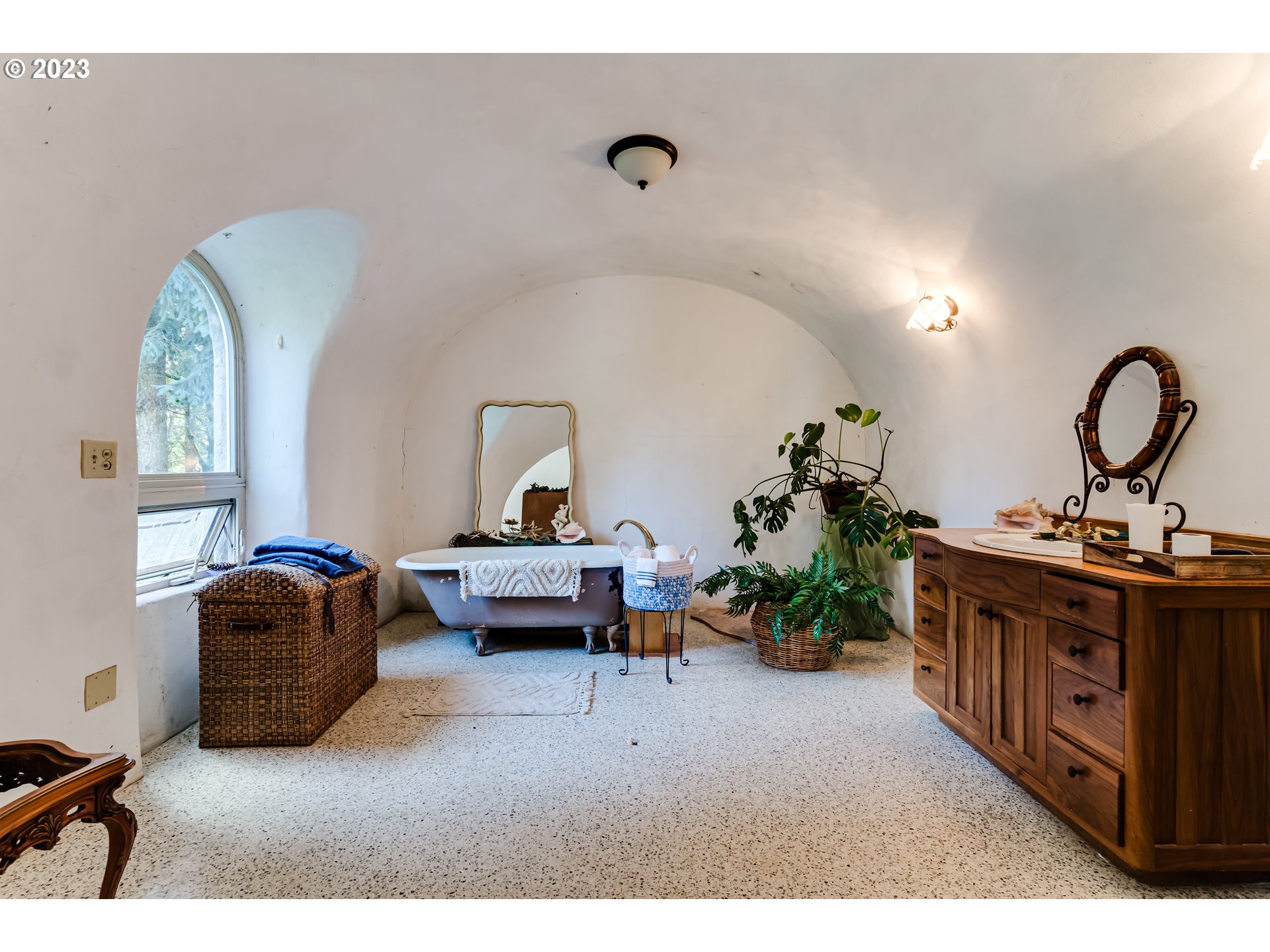 28375 Rainbow Valley Road Eugene, OR 97402 - Photo 13 of 21 a living room with furniture flowerpot and flower pot