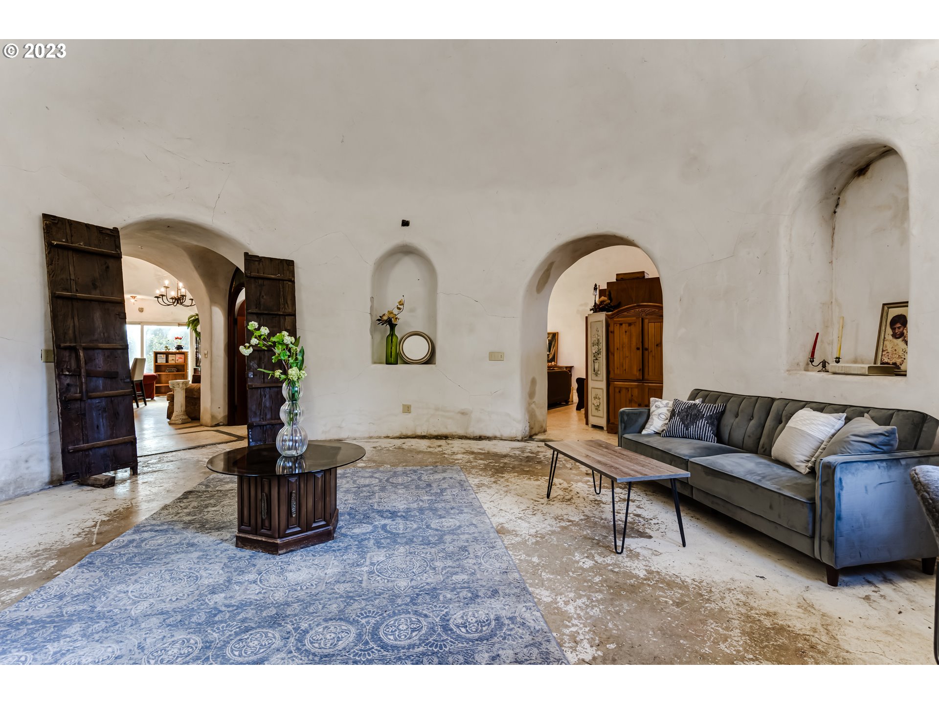 28375 Rainbow Valley Road Eugene, OR 97402 - Photo 5 of 21 a living room with furniture