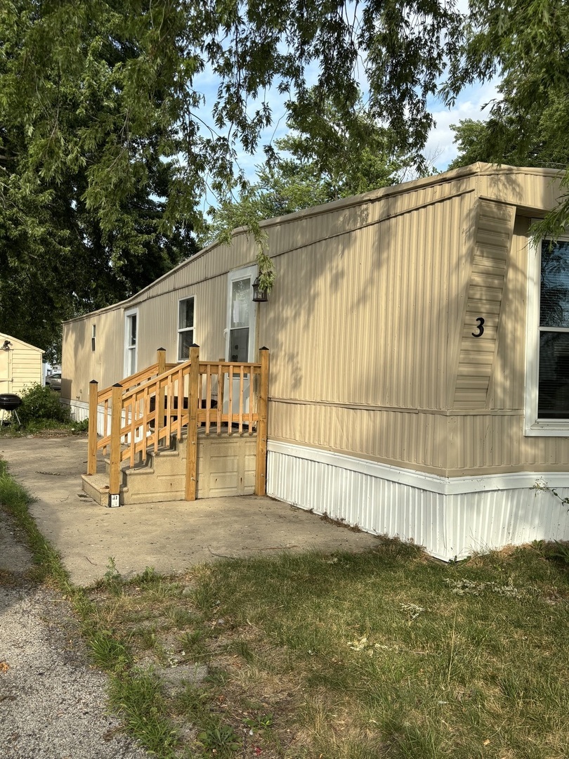 3 Franklin Drive Manteno, IL 60950 - Photo 21 of 23 a backyard of a house with table and chairs