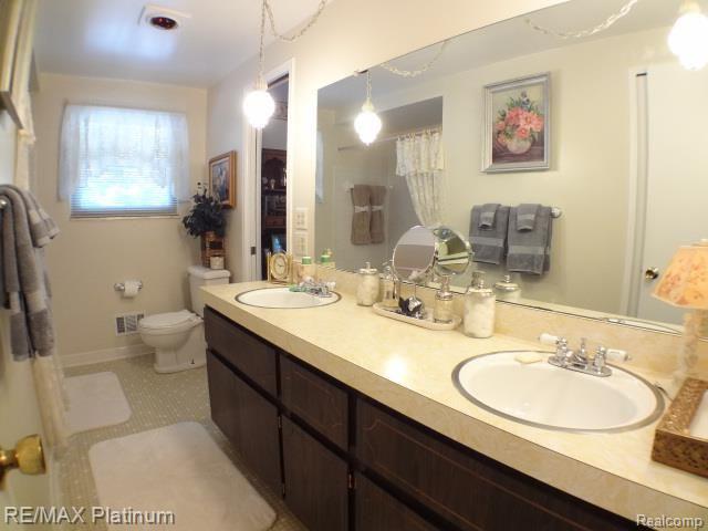 6913 Bergin Road Howell, MI 48843 - Photo 23 of 39 011.jpg
