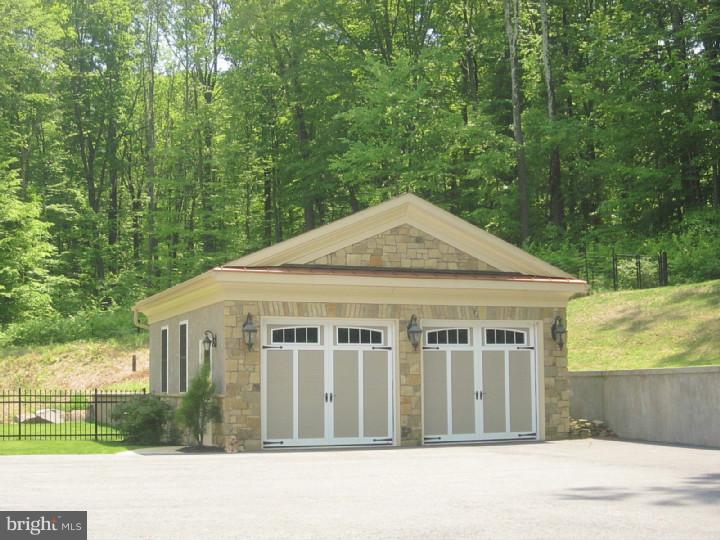 1976 Chestnut Hill Road Pottstown, PA 19465 - Photo 3 of 25 Garage