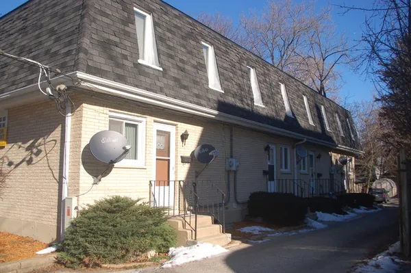 $1,300 | 321 South Jefferson Street, Woodstock, IL 60098