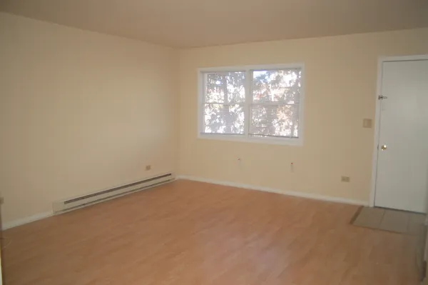 $1,300 | 321 South Jefferson Street, Woodstock, IL 60098