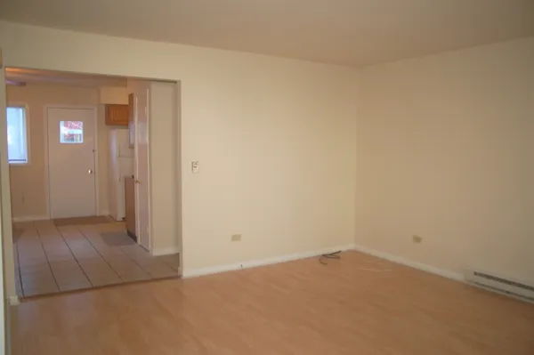 $1,300 | 321 South Jefferson Street, Woodstock, IL 60098