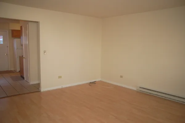 $1,300 | 321 South Jefferson Street, Woodstock, IL 60098