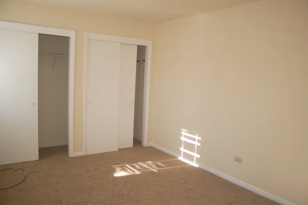 $1,300 | 321 South Jefferson Street, Woodstock, IL 60098