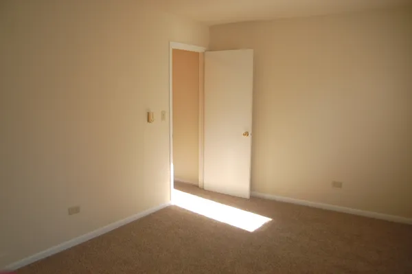 $1,300 | 321 South Jefferson Street, Woodstock, IL 60098