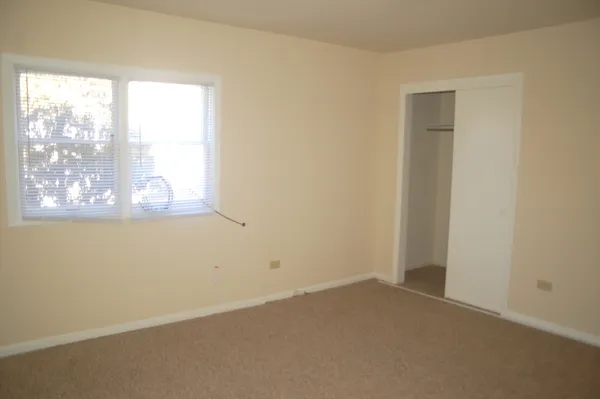 $1,300 | 321 South Jefferson Street, Woodstock, IL 60098