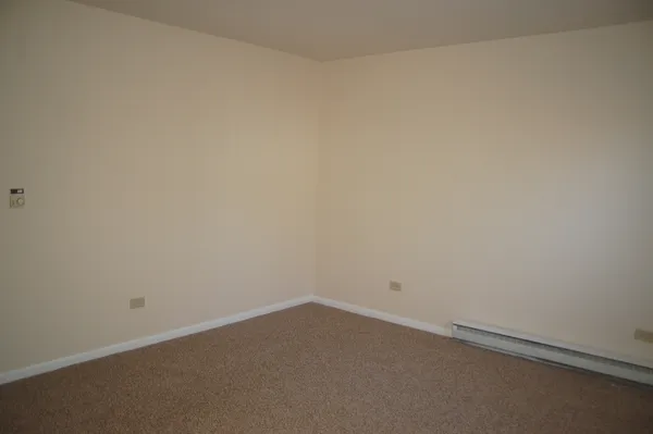 $1,300 | 321 South Jefferson Street, Woodstock, IL 60098